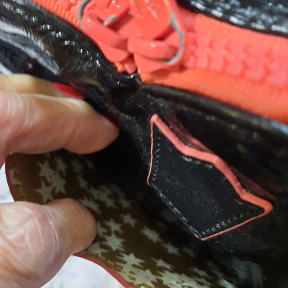 Vera Wang Princess Heart-Shaped Black and Pink Women's Bag - Picture 10 of 14